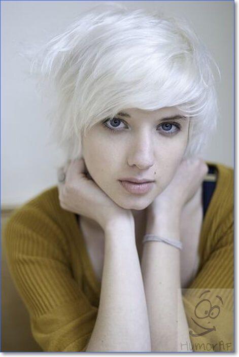 Девушка с короткими белыми волосами