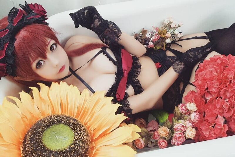 Косплей, японка в ванной в нижнем белье с цветами