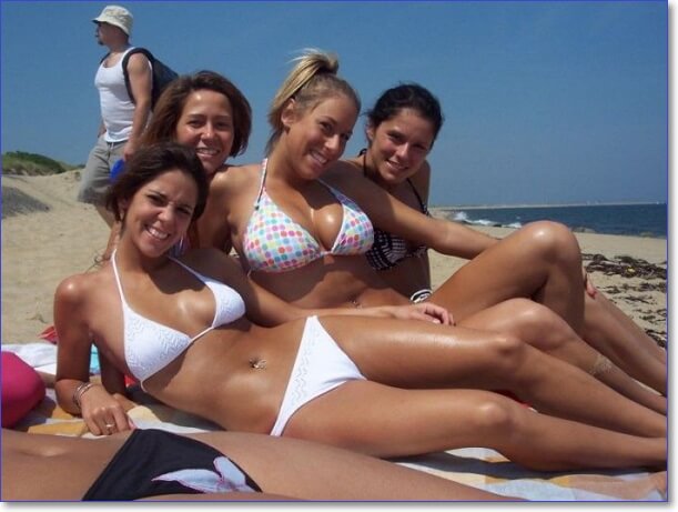 Девушки на пляже