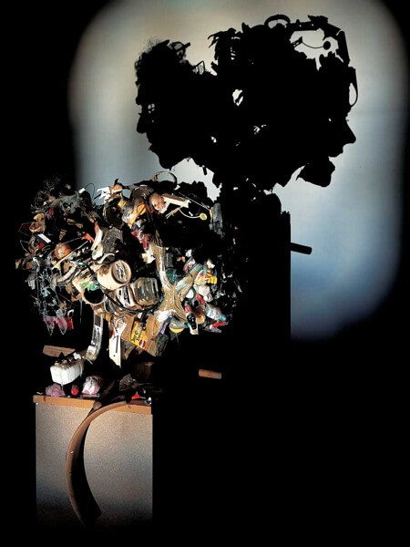 Ироничные арт инсталляции и проекции из мусора